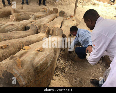 Al-Asasif Cachette Pressemitteilung Ministerium für Altertümer - Luxor, Ägypten - 19. Oktober 2019 eine 3000 Jahre alte Cachette in Al-Asasif Nekropole auf der West Bank von Luxor ausgegraben In einer Pressekonferenz über Luxor West Bank, dem ägyptischen Minister für Antiquitäten Dr. Khaled El-Enany die Entdeckung von Al-Asasif Cachette angekündigt, bestehend aus 30 intakt, versiegelt und bemalte Särge der 22. Dynastie Priester und Priesterinnen von Luxor der Gottheiten Amun und Khonsu. Er sagte, dass die Entdeckung von einer ägyptischen Mission unter der Leitung von Dr. Mostafa Waziri Generalsekretär des Obersten Rates der Altertümer gemacht wurde Stockfoto