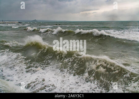 Penzance, Cornwall, UK. 29. Oktober 2019. UK Wetter. Starker Wind, große Wellen und starker Regen Teig am Meer von Penzance heute Morgen. Kredit Simon Maycock/Alamy Leben Nachrichten. Stockfoto