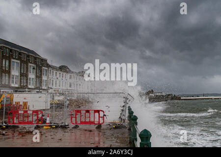 Penzance, Cornwall, UK. 29. Oktober 2019. UK Wetter. Starker Wind, große Wellen und starker Regen Teig am Meer von Penzance heute Morgen. Kredit Simon Maycock/Alamy Leben Nachrichten. Stockfoto