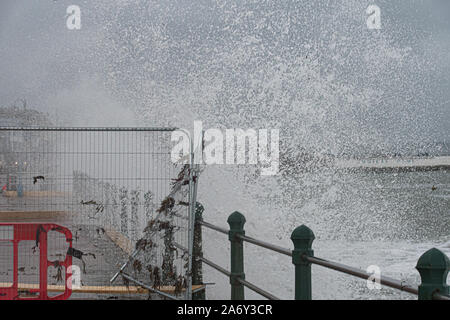 Penzance, Cornwall, UK. 29. Oktober 2019. UK Wetter. Starker Wind, große Wellen und starker Regen Teig am Meer von Penzance heute Morgen. Kredit Simon Maycock/Alamy Leben Nachrichten. Stockfoto