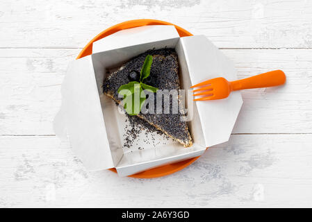 Mohn Kuchen mit Heidelbeeren im Karton Stockfoto