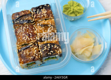 Brötchen mit Aal Wasabi auf Kunststoff Platte Stockfoto