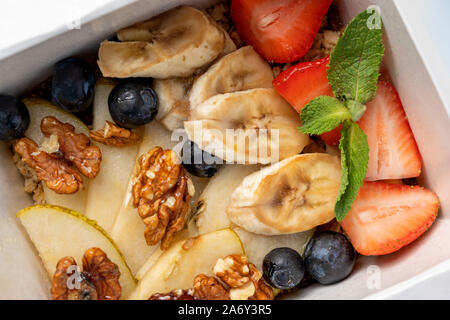 Frische Früchte und Beeren in Verpackungen aus Papier Stockfoto