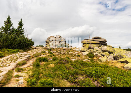 Divci kameny Felsen mit Stein Wanderweg im Riesengebirge auf tschechisch-polnischen Grenze Stockfoto