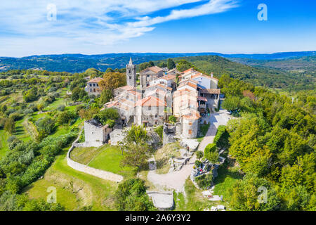 Schöne Altstadt von Brummen auf dem Hügel in Istrien, Kroatien, Luftaufnahme von drohne Stockfoto