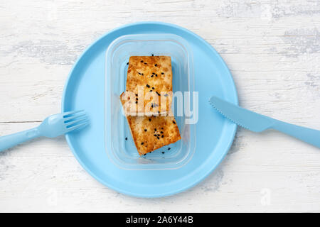 Gebratenem tofu Käse in einem Kunststoffbehälter Stockfoto