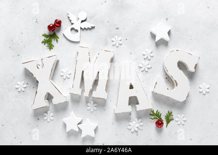 Weihnachten, Neujahr oder Noel Urlaub festliche winter Grußkarte mit Dekorationen, X-mas Ornamente, Sterne, Schneeflocken, Santa Hut und Weihnachten Glocken auf wh Stockfoto