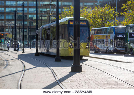 Ein gelbes Tram durch Central Manchester auf einem herbstlichen Tag Stockfoto