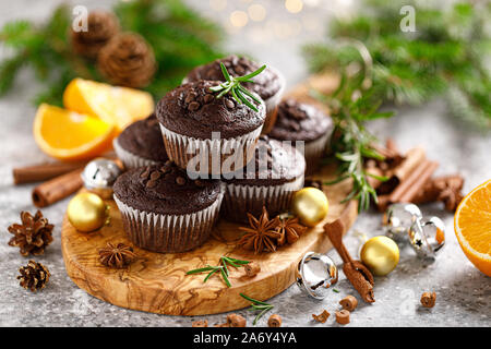 Weihnachten Muffins. Schokolade Weihnachten oder Noel festliches Backen mit Dekorationen und Tannenbaum Stockfoto