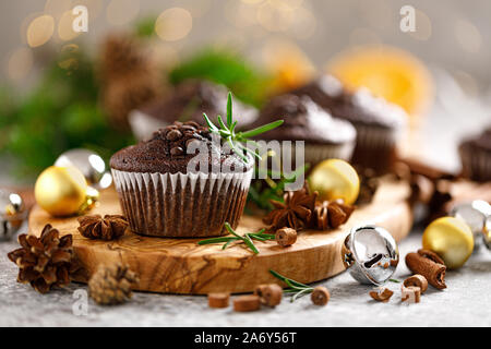 Weihnachten Muffins. Schokolade Weihnachten oder Noel festliches Backen mit Dekorationen und Tannenbaum Stockfoto