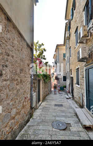 Herceg Novi, Montenegro - 10. Juni. 2019. Schmale touristische Straße in der Altstadt Stockfoto