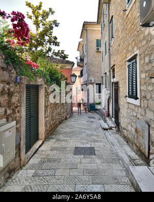 Herceg Novi, Montenegro - 10. Juni. 2019. Schmale touristische Straße in der Altstadt Stockfoto