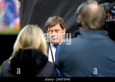 Andrew Bridgen MP (Con: North West Leicestershire) auf College Green, Westminster, Oktober 2019 interviewt Stockfoto