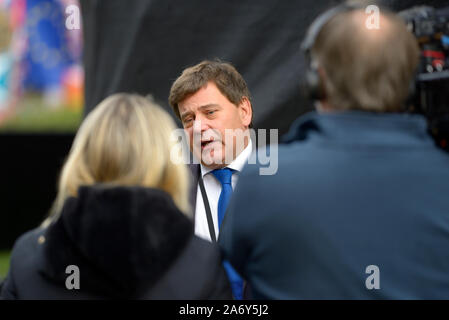 Andrew Bridgen MP (Con: North West Leicestershire) auf College Green, Westminster, Oktober 2019 interviewt Stockfoto