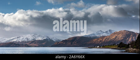 Die Hügel auf die Ardgour Penninsula in ihrem Winter Farben wie aus der Nähe von Ballachulisch gesehen Stockfoto