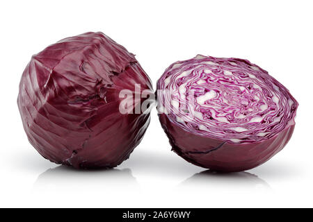 Gruppe von rotkohl auf weißem Hintergrund Stockfoto