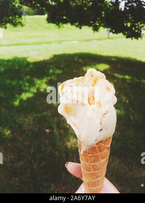 Köstliches Eis, Bio-Milch und selbstgemachtes Rezept Konzept - Eis schmelzen im Freien im Sommer süße Nachspeise essen im Urlaub Stockfoto