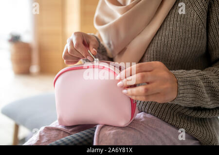 Blick von oben auf die Make-up Kosmetik Tasche für Frau Stockfoto