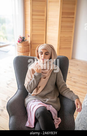 Stilvolle Junge Mädchen erforschen die Zusammensetzung der ihr Parfüm Stockfoto