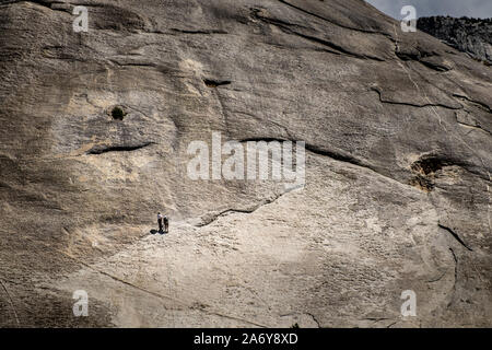 Bergsteiger versuchen im Yosemite National Park zu klettern Stockfoto