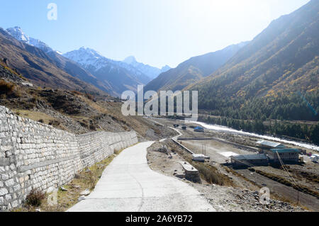 Landschaft von Chitkul Dorf, letzte Dorf Punkt in Sangla Valley, Indien auf alten Handelsroute Hindustan-Tibet-NH 22 in Kinnaur district, meine Söhne Star Wars-Party Stockfoto