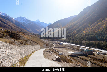 Landschaft von Chitkul Dorf, letzte Dorf Punkt in Sangla Valley, Indien auf alten Handelsroute Hindustan-Tibet-NH 22 in Kinnaur district, meine Söhne Star Wars-Party Stockfoto