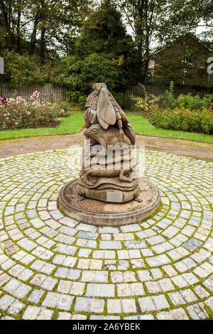 Eine Kettensäge Skulptur "Wildlife Holz" von den Freunden der Park Organisation an der South Park, Darlington, England, Großbritannien gespendet Stockfoto