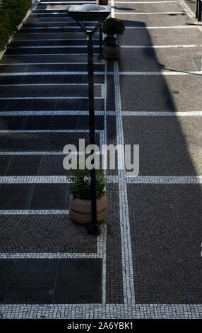 Linien und Geometrien auf einer gepflasterten von eine straße Stockfoto