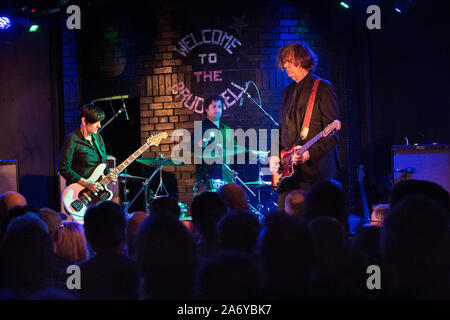 Die Thurston Moore Gruppe im Konzert an Brudenell Social Club, Leeds, UK, 16. Oktober 2019. Thurston Moore mit Gitarre auf der rechten Seite. Debbie Googe am Bass auf der linken Seite. Stockfoto