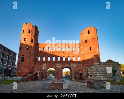 Vorderansicht der pfälzischen Tor von Turin, in einem sonnigen Morgen Stockfoto