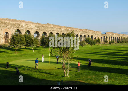 Rom. Italien. Parco degli Acquedotti, Golf spielen Vor dem Hintergrund des antiken Römischen Aquädukt Aqua Claudia, von Kaiser Caligula in 38 AD begonnen. Stockfoto