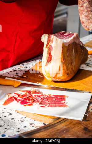 Metzger ende Schneiden werden die Scheiben einer Bestellung von Bayonne Schinken Stockfoto