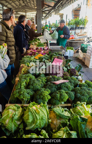 Pflanzliche Verkäufer wiegt um, während die Leute in der Warteschlange in Porta Palazzo public market zu bestellen. Stockfoto