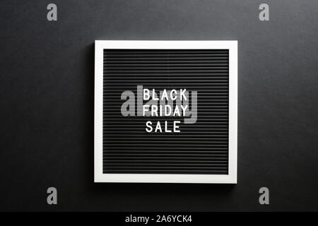 Schwarzer Freitag Verkauf Zeichen auf dem Board über schwarzen Hintergrund Stockfoto