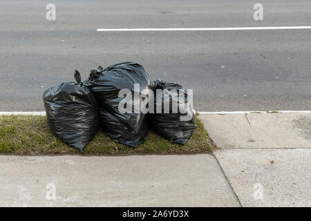 Plastik Müllbeutel auf Straße außen Büro Stockfoto, Bild: 104298145 - Alamy