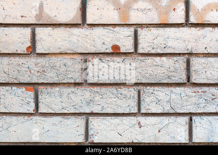 Verwitterte weiße Mauer Hintergrund, schäbige unordentlich urbane Muster Textur Stockfoto