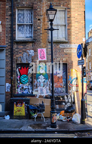 London/Großbritannien - 27. Oktober 2019: Eine typische Straße Ecke, auf der Brick Lane in Spittalfields, London mit Müll und Graffiti. Stockfoto