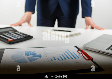 Unternehmer arbeiten allein im Büro. Zugeschnittenes Bild der männlichen Buchhalter arbeiten mit Papieren Stockfoto
