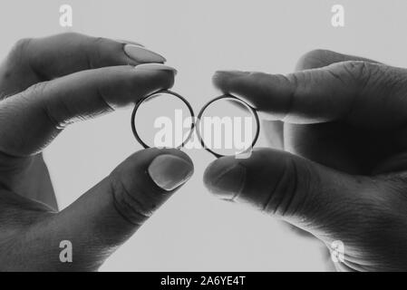 Bis auf Hochzeit Ringe schließen, Schwarz und Weiß Stockfoto