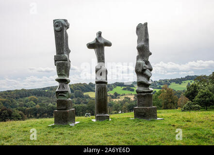 Drei Skulpturen aus aufrechten Motiven von Henry Moore im Yorkshire Sculpture Park West Bretton bei Wakefield Yorkshire England Vereinigtes Königreich Großbritannien Stockfoto