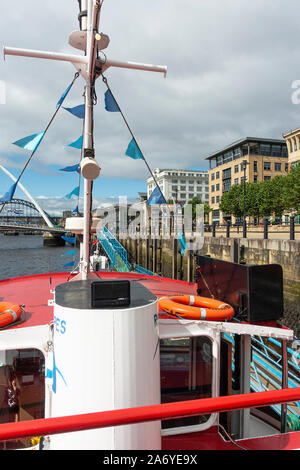 Die Gegend um Newcastle upon Tyne Quayside vom Deck des Fortuna Tour Boats, das von River Escapes River Tyne England Vereinigtes Königreich betrieben wird Stockfoto