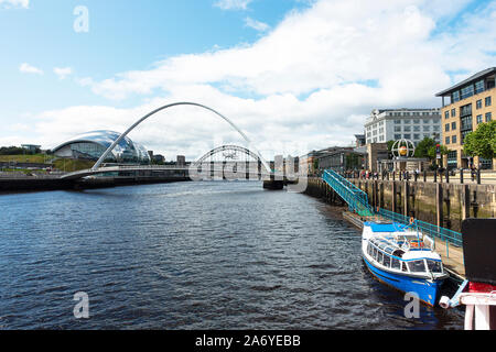 Das River Escapes Touristenboot Coventina liegt am Newcastle Quayside am Fluss Tyne mit der Millennium und Tyne Bridges England Vereinigtes Königreich Großbritannien Stockfoto