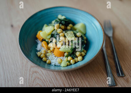 Frisches Gemüse Eintopf natürliche vegan mit Mangold und Kurkuma serviert mit weißer Reis. Stockfoto