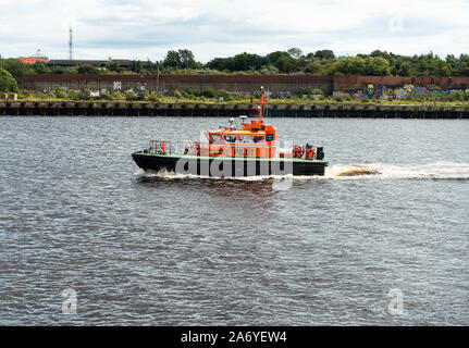 Der Hafen von Tyne Pilot Boot Fahrt auf dem Fluss Tyne in der Nähe von Newcastle zu einem Schiff zu helfen, sicher in Port Tyne und tragen England Vereinigtes Königreich Großbritannien Stockfoto