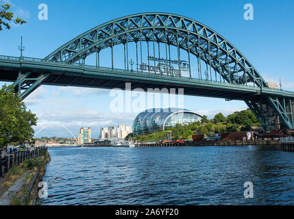 Tyne und Millennium Bridges, Sage Gateshead und Baltic Center am Fluss Tyne Tyne und Wear England Großbritannien Stockfoto