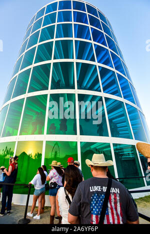 Spektren bei Installation und Publikumsszene beim Stagecoach Country Music Festival in Indio, Kalifornien Stockfoto