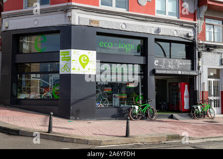 Coruna/Spanien - 23. Oktober 2019: Eco Logica Bike Verkauf und Vermietung in Riazor Coruna Spanien Stockfoto