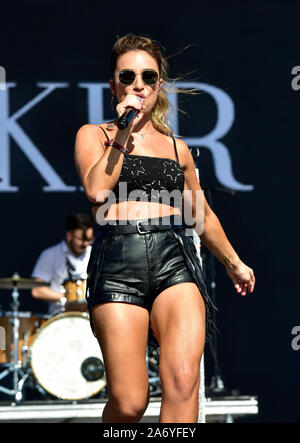 Indio, Kalifornien, April 27, 2019, Jessie James Decker auf der Bühne zu einem energetischen Menge an Tag 3 des Stage Coach Country Music Festival. Stockfoto