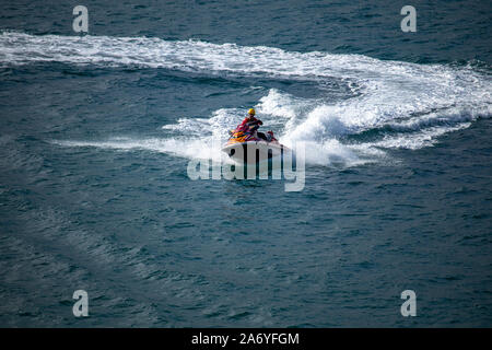 Coruna/Spanien - 23. Oktober 2019: Spanisch Suche und Rettung Polizei Taucher reiten ein Jetski während der Übung in Coruna Spanien Stockfoto