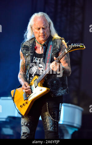 Indio, Kalifornien, 27. April 2019, Rickey Medlocke von Lynyrd Skynyrd auf der Bühne zu einem energetischen Masse an der Stage Coach Music Festival. Stockfoto